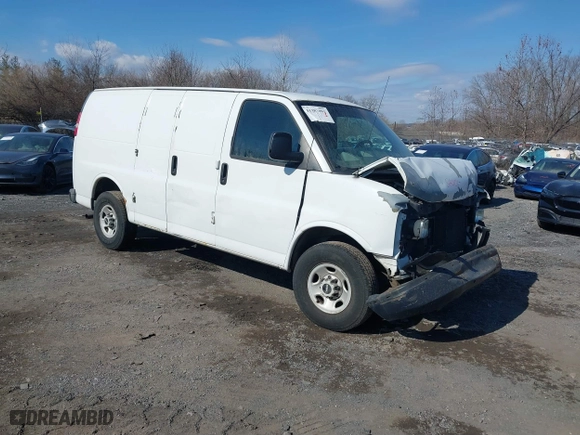 2009 GMC Savana Cargo Van with VIN 1GTGG25C591106833, listed as a IAAI auction lot 41381092 with 380,569 mi miles. Bid and sale history available at carsss.com. Image 1.