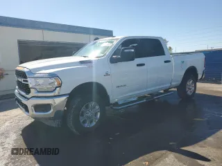 2024 Ram 2500 Big Horn z VIN 3C6UR5DL5RG100958, wystawiony jako Copart lot #56332725 z przebiegiem 24 686 mil mil oraz Czysty tytuł • Clean title. Historia ofert i sprzedaży dostępna na DreamBid. Obrazek 1.