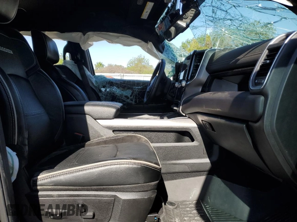 2023 Ram 2500 Laramie z VIN 3C6UR5FLXPG618137, wystawiony jako Copart lot #51846005 z przebiegiem Nie podano mil oraz Szkoda całkowita • Salvage title. Historia ofert i sprzedaży dostępna na DreamBid. Obrazek 7.
