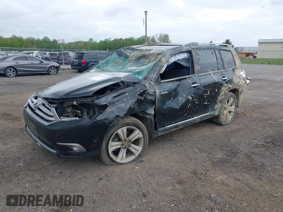 2013 Toyota Highlander Limited z VIN 5TDDK3EH1DS251379, wystawiony jako IAAI lot #42252676 z przebiegiem 126 563 mil mil oraz . Historia ofert i sprzedaży dostępna na DreamBid. Obrazek 2.