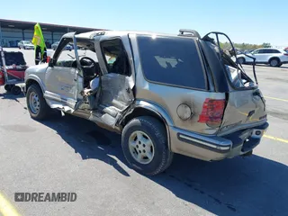 1999 Chevrolet Blazer Trailblazer z VIN 1GNDT13W4X2162282, wystawiony jako IAAI lot #41863705 z przebiegiem 220 358 mil mil oraz . Historia ofert i sprzedaży dostępna na DreamBid. Obrazek 3.