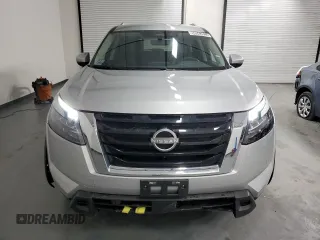 2025 Nissan Pathfinder SL z VIN 5N1DR3CC2SC228707, wystawiony jako Copart lot #58563525 z przebiegiem 5915 mil mil oraz Tytuł czysty. Historia ofert i sprzedaży dostępna na DreamBid. Obrazek 5.