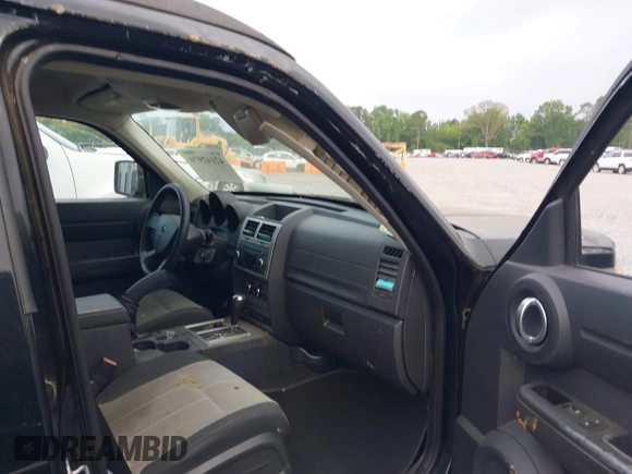 2007 Dodge Nitro SXT z VIN 1D8GU28K97W727361, wystawiony jako IAAI lot #42142970 z przebiegiem 144 579 mil mil oraz . Historia ofert i sprzedaży dostępna na DreamBid. Obrazek 5.