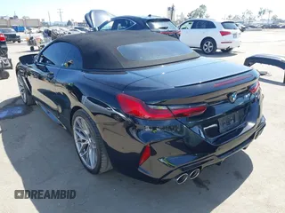 2020 BMW M8 Competition z VIN WBSDZ0C0XLCD28138, wystawiony jako IAAI lot #42339303 z przebiegiem 30 298 mil mil oraz . Historia ofert i sprzedaży dostępna na DreamBid. Obrazek 3.