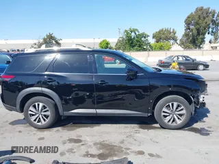 2023 Nissan Pathfinder SL z VIN 5N1DR3CC3PC225385, wystawiony jako IAAI lot #42382457 z przebiegiem 37 738 mil mil oraz . Historia ofert i sprzedaży dostępna na DreamBid. Obrazek 14.