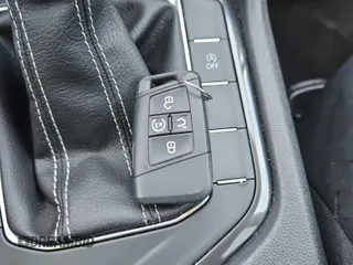 2024 Volkswagen Tiguan SE z VIN 3VV3B7AX3RM105123, wystawiony jako IAAI lot #42796460 z przebiegiem 36 543 mil mil oraz . Historia ofert i sprzedaży dostępna na DreamBid. Obrazek 26.