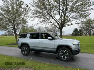 2024 Rivian R1S Adventure z VIN 7PDSGBBA4RN036045, wystawiony jako IAAI lot #42197192 z przebiegiem 9297 mil mil oraz . Historia ofert i sprzedaży dostępna na DreamBid. Obrazek 1.