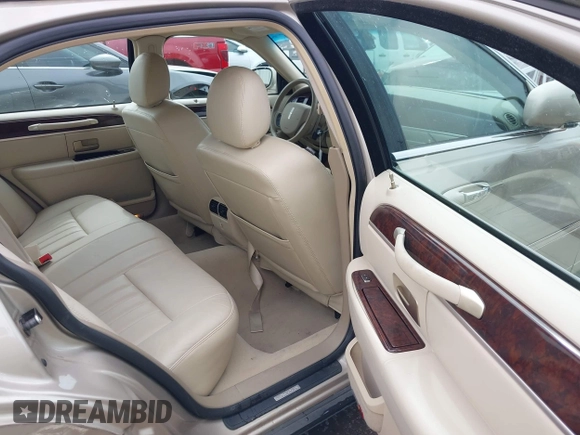 2006 Lincoln Town Car Signature z VIN 1LNHM81W66Y604098, wystawiony jako IAAI lot #42063391 z przebiegiem 93 541 mil mil oraz . Historia ofert i sprzedaży dostępna na DreamBid. Obrazek 8.