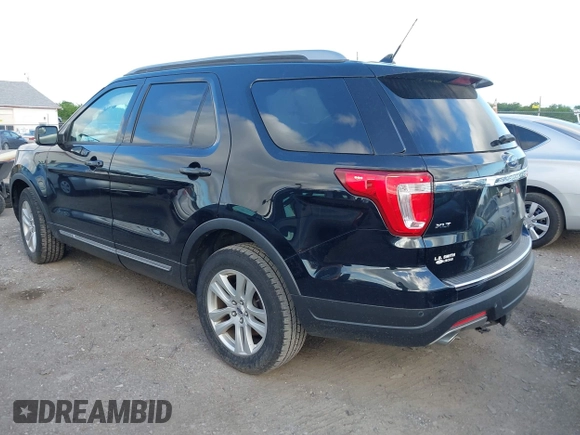 2018 Ford Explorer XLT z VIN 1FM5K8D85JGC21810, wystawiony jako IAAI lot #42269512 z przebiegiem 68 533 mil mil oraz . Historia ofert i sprzedaży dostępna na DreamBid. Obrazek 3.