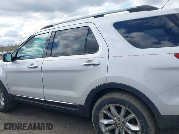 2013 Ford Explorer XLT with VIN 1FM5K8D87DGA79075, listed as a IAAI auction lot 42027067 with 152,068 mi miles and . Bid and sale history available at carsss.com. Image 14.