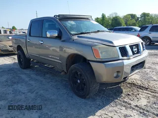 2006 Nissan Titan LE z VIN 1N6BA07B86N566431, wystawiony jako IAAI lot #42000954 z przebiegiem 230 325 mil mil oraz . Historia ofert i sprzedaży dostępna na DreamBid. Obrazek 1.
