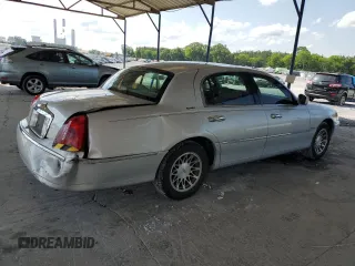 2000 Lincoln Town Car Signature z VIN 1LNHM82W3YY914145, wystawiony jako Copart lot #56040705 z przebiegiem 130 438 mil mil oraz Szkody całkowita. Historia ofert i sprzedaży dostępna na DreamBid. Obrazek 3.