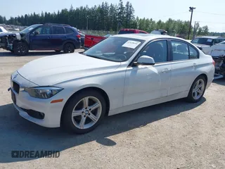 2015 BMW 3 Series 320i xDrive z VIN WBA3C3G51FNT53668, wystawiony jako IAAI lot #42428646 z przebiegiem 53 789 mil mil oraz . Historia ofert i sprzedaży dostępna na DreamBid. Obrazek 2.