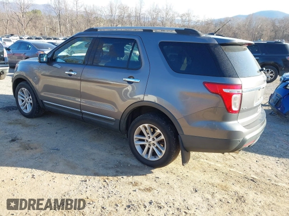 2013 Ford Explorer XLT with VIN 1FM5K7D84DGA86611, listed as a IAAI auction lot 41765690 with 189,794 mi miles. Bid and sale history available at carsss.com. Image 3.