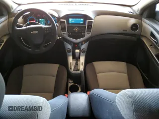 2015 Chevrolet Cruze LS z VIN 1G1PA5SG2F7119146, wystawiony jako Copart lot #55622605 z przebiegiem 133 688 mil mil oraz Szkoda całkowita • Salvage title. Historia ofert i sprzedaży dostępna na DreamBid. Obrazek 8.