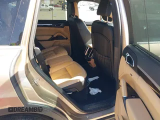 2016 Porsche Cayenne z VIN WP1AA2A2XGKA15096, wystawiony jako IAAI lot #41868566 z przebiegiem 93 640 mil mil oraz . Historia ofert i sprzedaży dostępna na DreamBid. Obrazek 8.