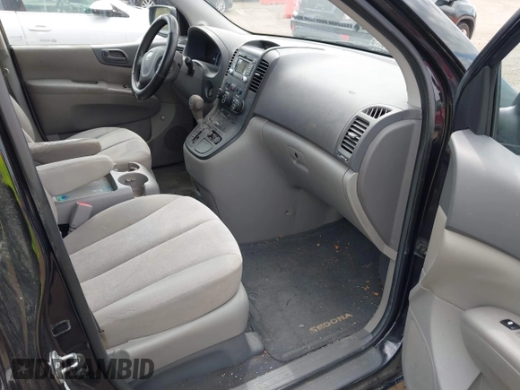 2011 Kia Sedona LX with VIN KNDMG4C7XB6368795, listed as a IAAI auction lot 42095251 with 146,813 mi miles. Bid and sale history available at carsss.com. Image 5.