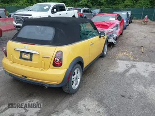 2008 MINI Convertible z VIN WMWRF33578TF67945, wystawiony jako IAAI lot #42315750 z przebiegiem 110 340 mil mil oraz . Historia ofert i sprzedaży dostępna na DreamBid. Obrazek 4.