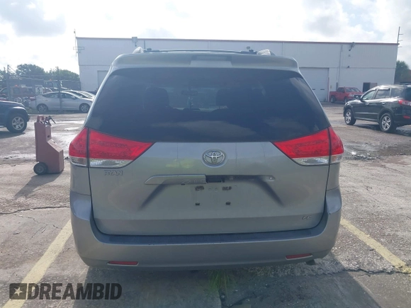 2014 Toyota Sienna LE AAS z VIN 5TDKK3DC8ES448581, wystawiony jako IAAI lot #39942249 z przebiegiem 158 131 mil mil oraz . Historia ofert i sprzedaży dostępna na DreamBid. Obrazek 16.