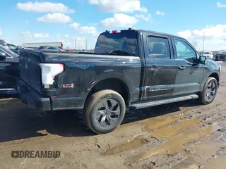 2024 Ford F-150 Lightning XLT z VIN 1FTVW3LK3RWG06339, wystawiony jako IAAI lot #41664763 z przebiegiem 9 891 mil mil oraz . Historia ofert i sprzedaży dostępna na DreamBid. Obrazek 4.
