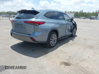 2022 Toyota Highlander Platinum z VIN 5TDFZRBHXNS175366, wystawiony jako IAAI lot #42149787 z przebiegiem 32 235 mil mil oraz . Historia ofert i sprzedaży dostępna na DreamBid. Obrazek 4.