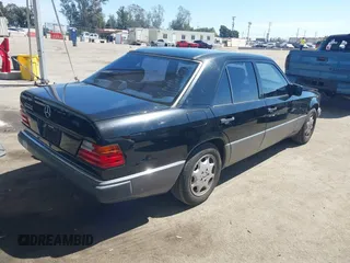 1993 Mercedes-Benz 400 with VIN WDBEA34E6PB942402, listed as a IAAI auction lot 41855899 with 124,065 mi miles. Bid and sale history available at carsss.com. Image 4.