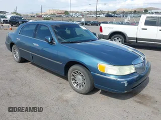 2002 Lincoln Town Car Signature z VIN 1LNHM82WX2Y661185, wystawiony jako IAAI lot #42532316 z przebiegiem Nie podano mil oraz . Historia ofert i sprzedaży dostępna na DreamBid. Obrazek 1.