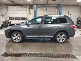 2013 Toyota Highlander Limited z VIN 5TDDK3EH1DS271468, wystawiony jako IAAI lot #42147451 z przebiegiem 98 139 mil mil oraz . Historia ofert i sprzedaży dostępna na DreamBid. Obrazek 15.