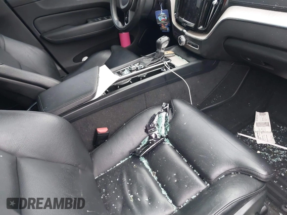 2018 Volvo XC60 Inscription with VIN YV4102RL6J1014331, listed as a IAAI auction lot 41559769 with 89,046 mi miles. Bid and sale history available at carsss.com. Image 5.