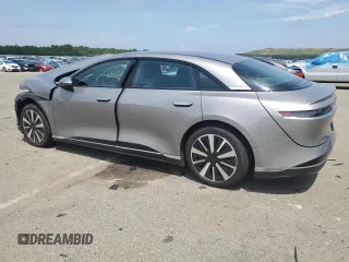 2023 Lucid Air Pure z VIN 50EA1PFA8PA007207, wystawiony jako Copart lot #61214904 z przebiegiem 2958 mil mil oraz Szkody całkowita. Historia ofert i sprzedaży dostępna na DreamBid. Obrazek 2.