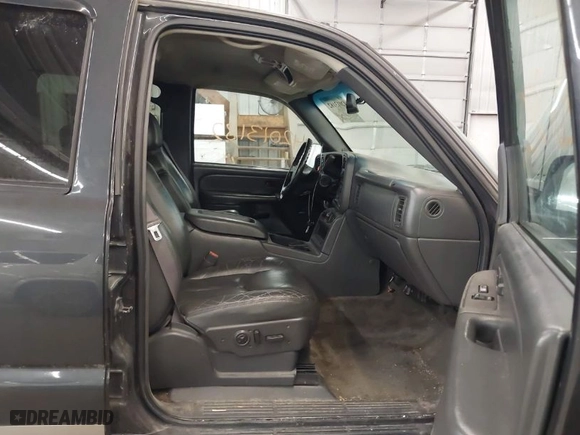 2003 Chevrolet Avalanche with VIN 3GNEK13T53G221791, listed as a IAAI auction lot 42013182 with 227,818 mi miles. Bid and sale history available at carsss.com. Image 5.