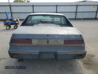 1985 Pontiac Fiero z VIN 1G2PM37R2FP239143, wystawiony jako Copart lot #45717405 z przebiegiem Nie podano mil oraz Tytuł czysty. Historia ofert i sprzedaży dostępna na DreamBid. Obrazek 6.