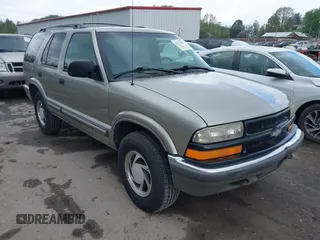 2000 Chevrolet Blazer LT z VIN 1GNDT13W3Y2190611, wystawiony jako IAAI lot #42113542 z przebiegiem 159 890 mil mil oraz . Historia ofert i sprzedaży dostępna na DreamBid. Obrazek 1.