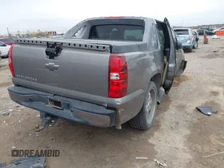 2007 Chevrolet Avalanche LTZ z VIN 3GNEC12J77G129472, wystawiony jako IAAI lot #41100413 z przebiegiem Nie podano mil oraz . Historia ofert i sprzedaży dostępna na DreamBid. Obrazek 4.