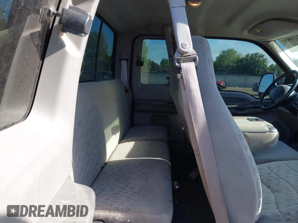 2000 Ford F-250 XL z VIN 1FTNX21L7YEC32700, wystawiony jako IAAI lot #42230855 z przebiegiem 195 662 mil mil oraz . Historia ofert i sprzedaży dostępna na DreamBid. Obrazek 8.