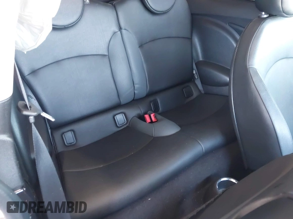 2009 MINI Hardtop S с VIN WMWMF73509TW82449, выставлен на аукционе IAAI как лот 42304286 с пробегом Не указан миль и . История ставок и продаж доступна на DreamBid. Изображение 8.