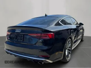 2018 Audi S5 Sportback Prestige z VIN WAUC4CF5XJA099182, wystawiony jako Copart lot #58630825 z przebiegiem 135 844 mil mil oraz Tytuł czysty. Historia ofert i sprzedaży dostępna na DreamBid. Obrazek 4.