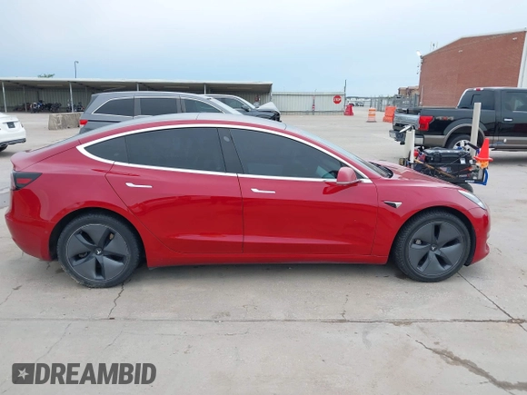 2018 Tesla Model 3 Long Range Battery z VIN 5YJ3E1EB8JF096249, wystawiony jako IAAI lot #42150031 z przebiegiem 70 981 mil mil oraz . Historia ofert i sprzedaży dostępna na DreamBid. Obrazek 13.