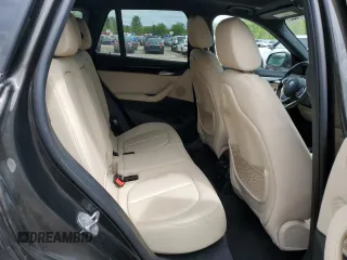 2018 BMW X1 xDrive28i z VIN WBXHT3C33J5F89718, wystawiony jako Copart lot #57726835 z przebiegiem 120 592 mil mil oraz Szkody całkowita. Historia ofert i sprzedaży dostępna na DreamBid. Obrazek 11.