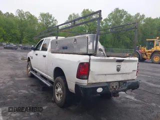 2015 Ram 2500 Tradesman z VIN 3C6UR5CJXFG500994, wystawiony jako IAAI lot #42269164 z przebiegiem 154 666 mil mil oraz . Historia ofert i sprzedaży dostępna na DreamBid. Obrazek 3.