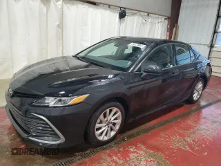 2024 Toyota Camry LE z VIN 4T1C11AK7RU221810, wystawiony jako Copart lot #57886175 z przebiegiem 31 492 mil mil oraz Tytuł czysty. Historia ofert i sprzedaży dostępna na DreamBid. Obrazek 1.