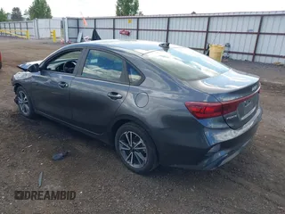 2022 Kia Forte LXS z VIN 3KPF24AD2NE455301, wystawiony jako IAAI lot #42324239 z przebiegiem 56 078 mil mil oraz . Historia ofert i sprzedaży dostępna na DreamBid. Obrazek 3.