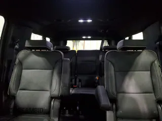 2023 Chevrolet Suburban Premier z VIN 1GNSCFKD4PR527765, wystawiony jako Copart lot #61022915 z przebiegiem 47 728 mil mil oraz Czysty tytuł • Clean title. Historia ofert i sprzedaży dostępna na DreamBid. Obrazek 10.