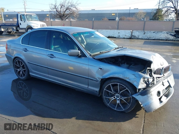 2005 BMW 3 Series 330i with VIN WBAEV53425KM41897, listed as a IAAI auction lot 41818391 with 155,731 mi miles. Bid and sale history available at carsss.com. Image 1.