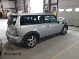 2011 MINI Clubman z VIN WMWZF3C56BT188312, wystawiony jako IAAI lot #41980882 z przebiegiem 143 669 mil mil oraz . Historia ofert i sprzedaży dostępna na DreamBid. Obrazek 4.
