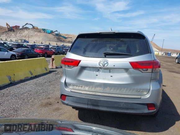 2018 Toyota Highlander LE с VIN 5TDBZRFH2JS499320, выставлен на аукционе IAAI как лот 42099889 с пробегом 642 396 миль миль и . История ставок и продаж доступна на DreamBid. Изображение 16.