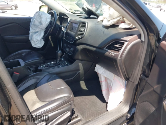 2019 Jeep Cherokee Latitude Plus z VIN 1C4PJMLB5KD474859, wystawiony jako IAAI lot #41990780 z przebiegiem 159 482 mil mil oraz . Historia ofert i sprzedaży dostępna na DreamBid. Obrazek 5.