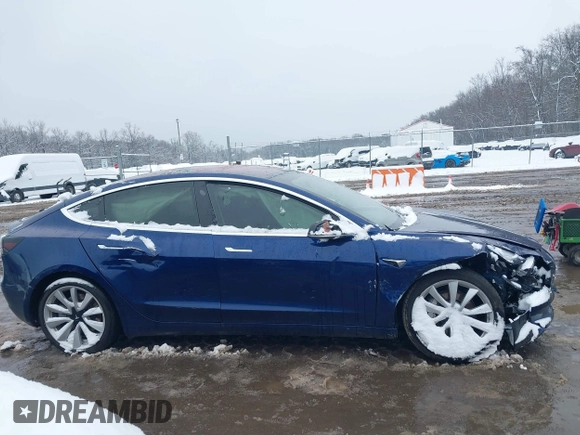 2018 Tesla Model 3 Long Range Battery z VIN 5YJ3E1EA5JF006370, wystawiony jako IAAI lot #41565266 z przebiegiem 55 376 mil mil oraz . Historia ofert i sprzedaży dostępna na DreamBid. Obrazek 13.