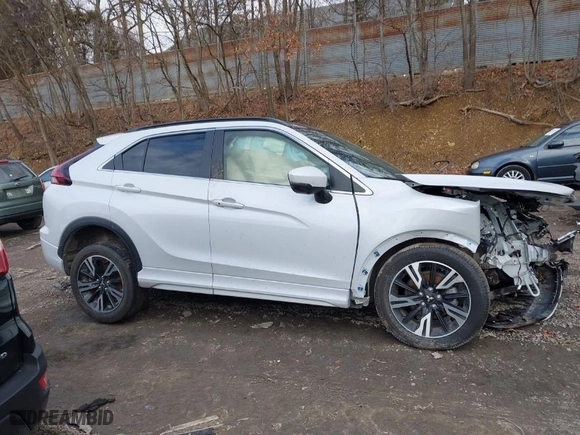 2024 Mitsubishi Eclipse Cross SE with VIN JA4ATWAA0RZ055024, listed as a IAAI auction lot 41527241 with 8,261 mi miles. Bid and sale history available at carsss.com. Image 14.