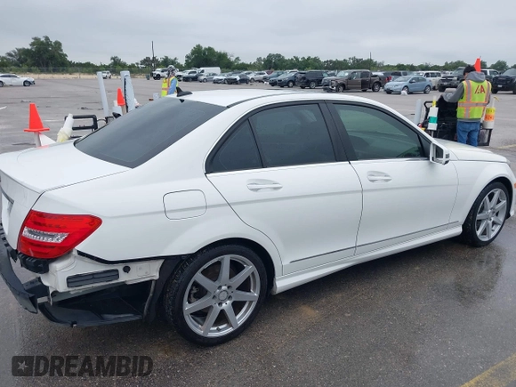2014 Mercedes-Benz C 250 Sport с VIN WDDGF4HB0EA958816, выставлен на аукционе IAAI как лот 42150390 с пробегом 89 358 миль миль и . История ставок и продаж доступна на DreamBid. Изображение 19.